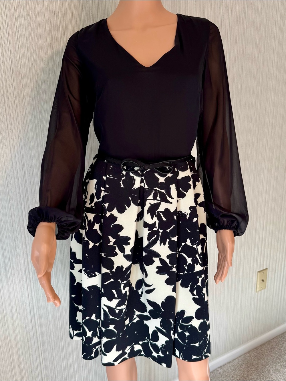 $189 Taylor Full Skirt Black & White Pattern Knee Length Dress Sz 8